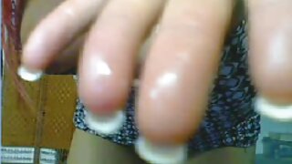 A beleza em botas sensuais adora andar de caralhos grossos na câmera