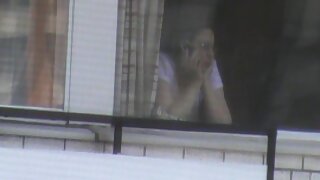 Menina de tamanho divertido sendo destruída e coberta de porra