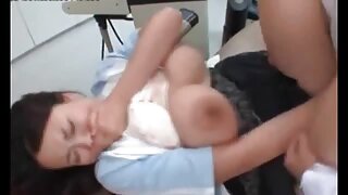 Chick éndah nembongkeun off awakna jeung muterkeun jeung éta