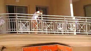 Adolescente árabe sendo cuspido por galos pretos