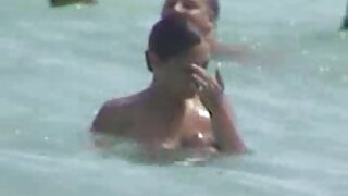 Pequena vagabunda de olhos azuis sendo fodida por um grande galo branco