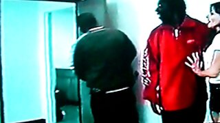 Menina morena montando o grande galo de seu meio-irmão