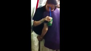 A vagabunda afegã ngabagi um galo branco com hiji amiga